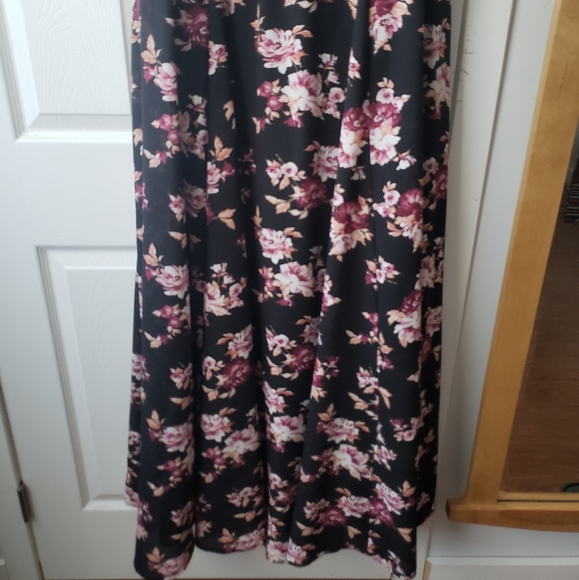 Formal Sleeveless Floral Maxi Dress with Full Skirt - Picture 5 of 10